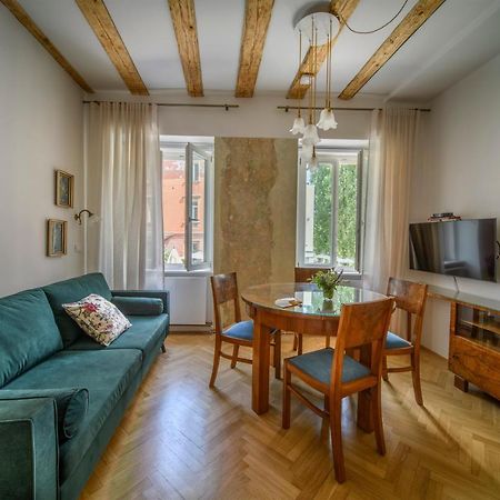 Karinatura Ljubljana Buitenkant foto