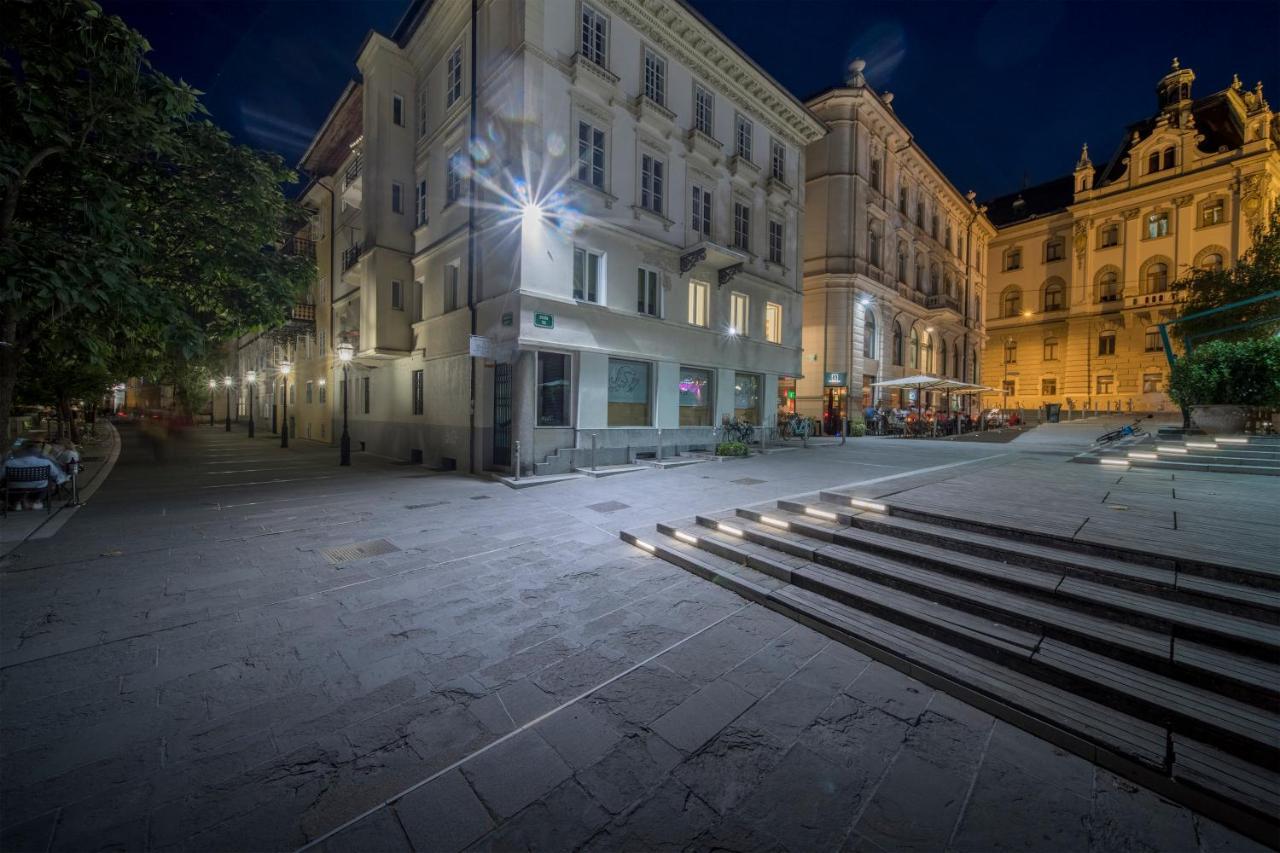 Karinatura Ljubljana Buitenkant foto