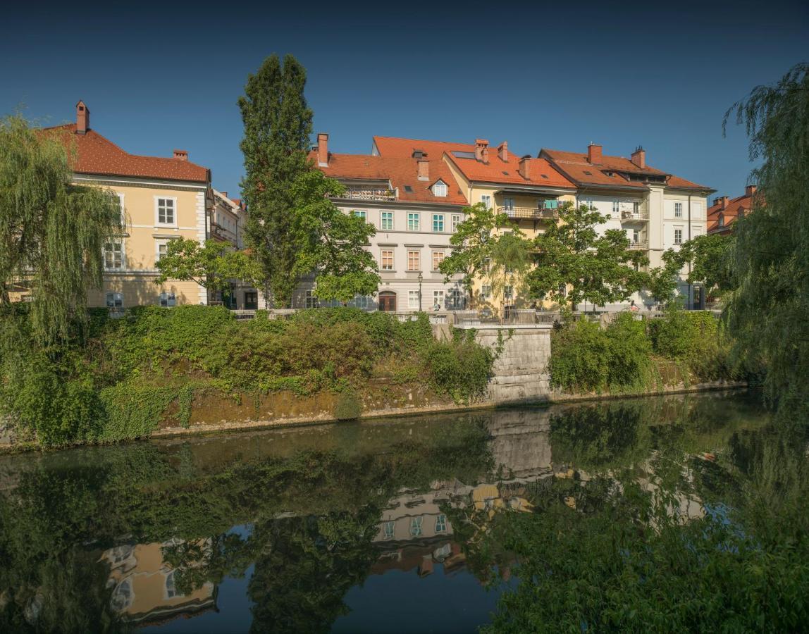 Karinatura Ljubljana Buitenkant foto