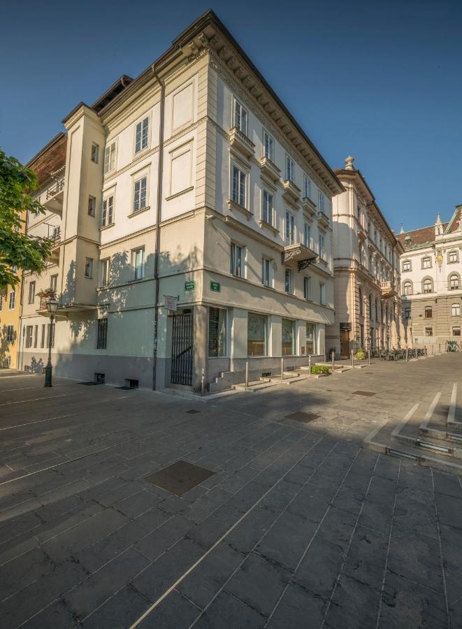 Karinatura Ljubljana Buitenkant foto